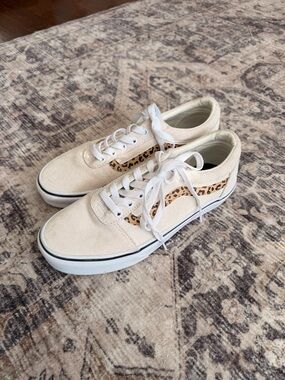 Vans Ward Low Top Cream Suede Sneakers w/ Leopard Stripe – Women’s Size 8.5